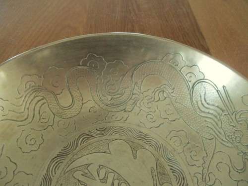 VINTAGE LARGE, HEAVY (1.7Kg) CHINESE BRASS BOWL WITH TWO DRAGONS CHASING A FLAMING PEARL - SIGNED