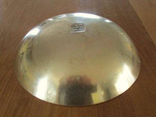 VINTAGE LARGE, HEAVY (1.7Kg) CHINESE BRASS BOWL WITH TWO DRAGONS CHASING A FLAMING PEARL - SIGNED