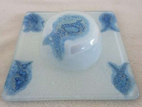 A SMALL PRETTY SQUARE ART GLASS DISH WITH BUBBLY FISHES