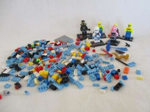 A BATCH OF OVER 300 LEBQ WORLD MINI FIGURES AND BRICKS