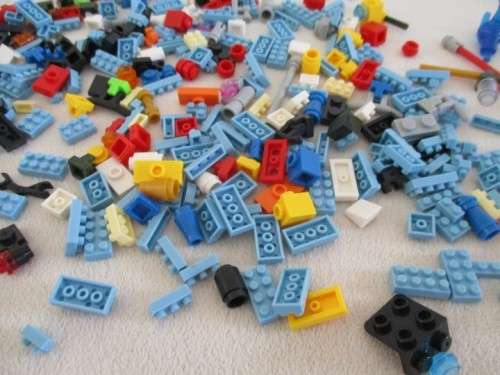 A BATCH OF OVER 300 LEBQ WORLD MINI FIGURES AND BRICKS
