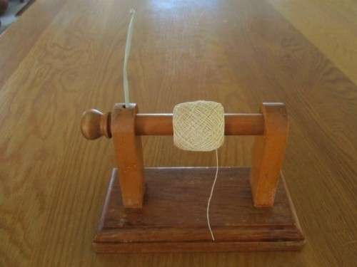 VINTAGE WOODEN CROCHET THREAD HOLDER WITH CROCHET HOOK AND "LAPPIE"
