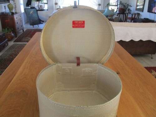 VINTAGE MAX COWELL HAT BOX SUITCASE IN GREAT CONDITION AND STILL WITH KEY