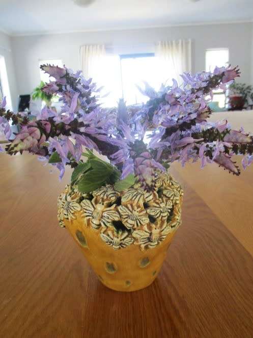 AN UNUSUAL AND INTRICATELY CRAFTED VINTAGE GLAZED EARTHENWARE VASE - SWARMING HONEY BEES