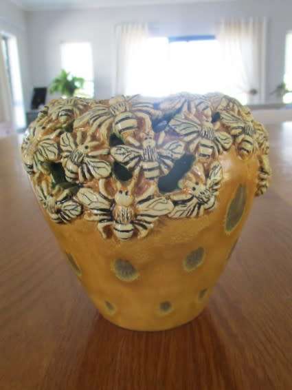 AN UNUSUAL AND INTRICATELY CRAFTED VINTAGE GLAZED EARTHENWARE VASE - SWARMING HONEY BEES