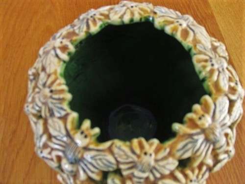 AN UNUSUAL AND INTRICATELY CRAFTED VINTAGE GLAZED EARTHENWARE VASE - SWARMING HONEY BEES