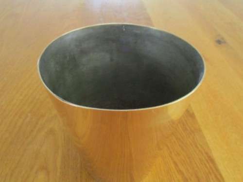 A VERY HEAVY (1.8KGS) SOLID BRASS JARDINIERE - ELEGANT LINES