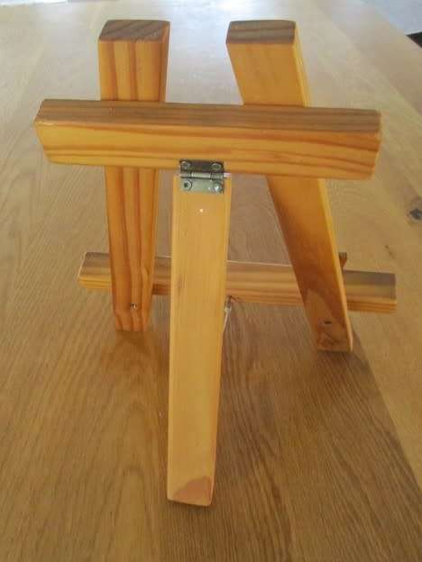 A STURDY, SOLID WOOD EASEL TO DISPLAY YOUR ART WORKS/ART BOOKS - 34CM TALL