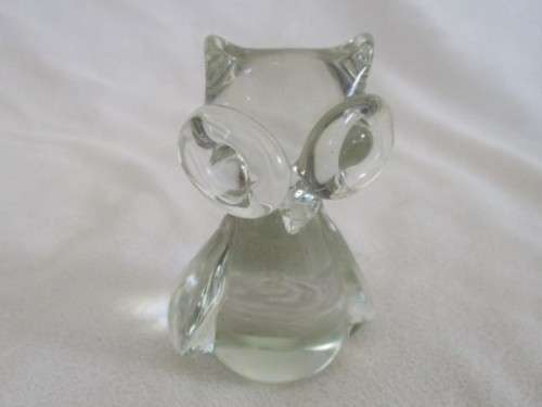 THE CUTEST GLASS OWL PAPERWEIGHT IN PERFECT CONDITION (JUST DIFFICULT TO PHOTOGRAPH)