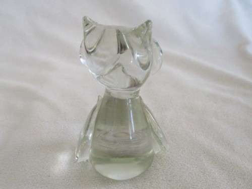 THE CUTEST GLASS OWL PAPERWEIGHT IN PERFECT CONDITION (JUST DIFFICULT TO PHOTOGRAPH)