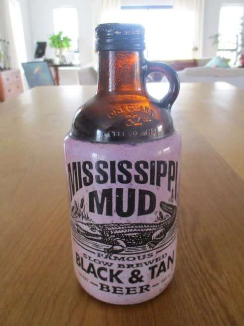 NOT USUALLY FOUND IN S.A. - A 2013 MISSISSIPPI MUD ONE QUART BEER BOTTLE - GREAT BAR DISPLAY!