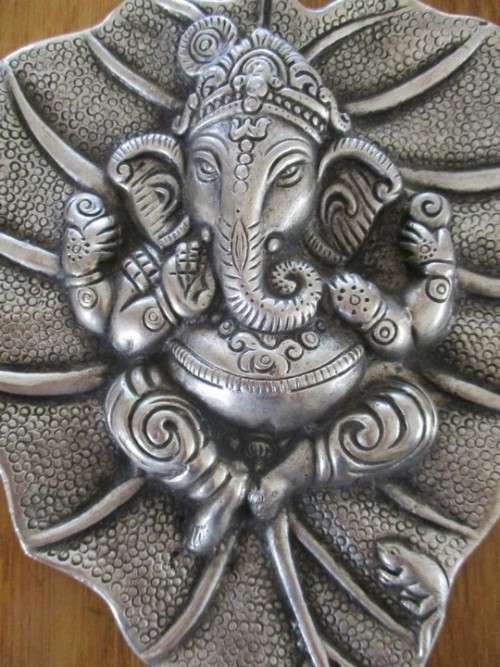 A NICE-SIZED, DETAILED METAL WALL PLAQUE OF THE HINDU GOD, GANESHA