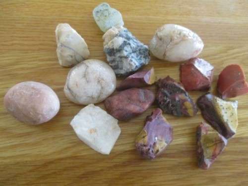 AN OLD BASKET FULL OF OVER EIGHTY ROUGH GEMSTONE ROCKS AND CRYSTALS