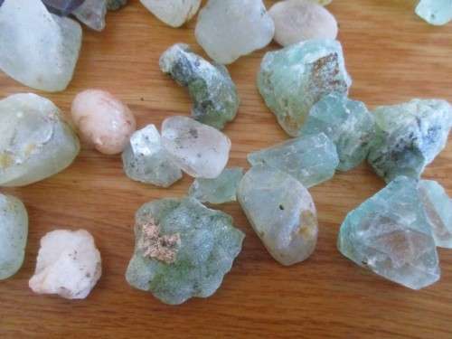AN OLD BASKET FULL OF OVER EIGHTY ROUGH GEMSTONE ROCKS AND CRYSTALS