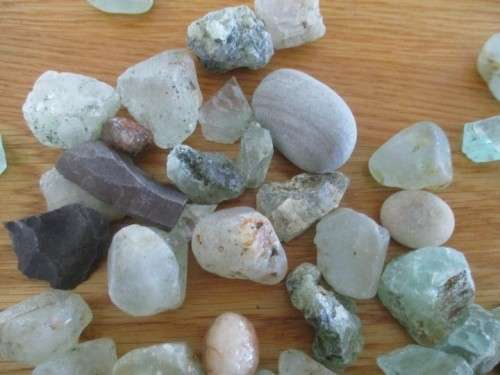 AN OLD BASKET FULL OF OVER EIGHTY ROUGH GEMSTONE ROCKS AND CRYSTALS