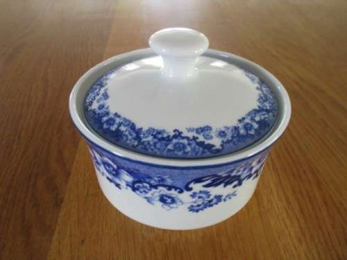 A PRETTY WILLIAM & JAMES, STAFFORDSHIRE BLUE AND WHITE LIDDED DISH/BOWL - PASTORAL