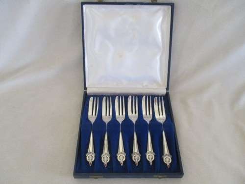 VINTAGE SET OF SIX SILVER PLATED VOORTREKKERS "HOU KOERS" CAKE FORKS IN ORIGINAL BOX