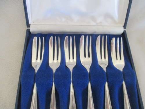 VINTAGE SET OF SIX SILVER PLATED VOORTREKKERS "HOU KOERS" CAKE FORKS IN ORIGINAL BOX
