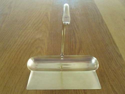 VINTAGE SOLID BRASS SILENT BUTLER/CRUMB BRUSH AND SCOOP WITH NAUTICAL THEME - GALLEON/SAILING SHIP