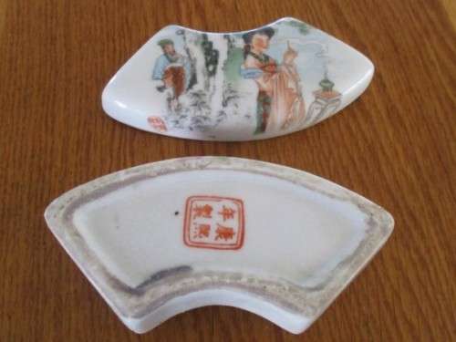 FOR LILA MY ONLY - FOUR VINTAGE/ANTIQUE CRESCENT SHAPED CHINESE TRINKET HOLDERS - SIGNED