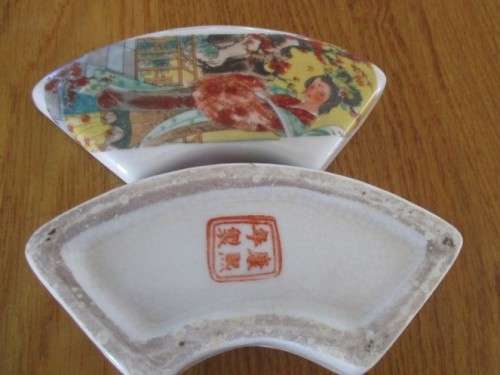 FOR LILA MY ONLY - FOUR VINTAGE/ANTIQUE CRESCENT SHAPED CHINESE TRINKET HOLDERS - SIGNED