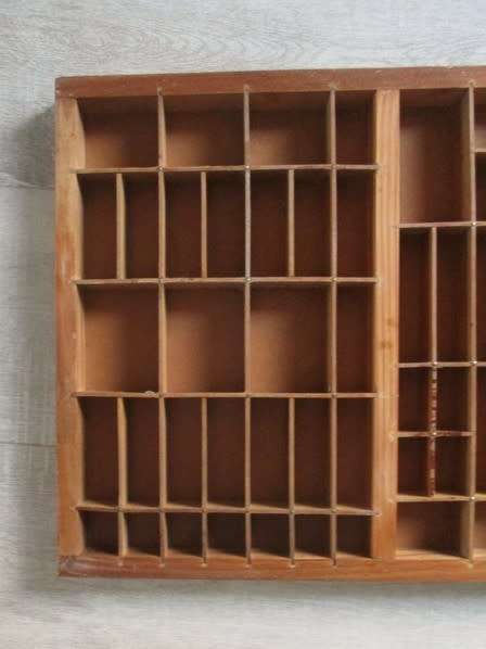 VERY LARGE VINTAGE PRINTERS TRAY - FOR SMALL COLLECTABLES OR EVEN SEWING ITEMS LIKE COTTON REELS!