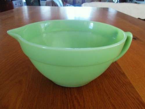 RARE! LARGE VINTAGE FIRE KING JADEITE BATTER/MIXING BOWL WITH SPOUT