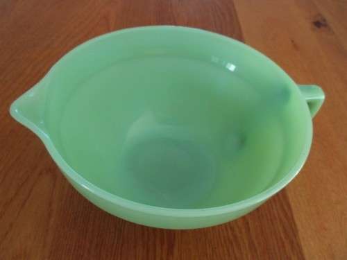RARE! LARGE VINTAGE FIRE KING JADEITE BATTER/MIXING BOWL WITH SPOUT