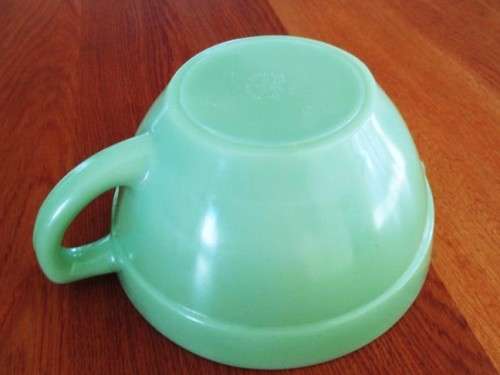 RARE! LARGE VINTAGE FIRE KING JADEITE BATTER/MIXING BOWL WITH SPOUT