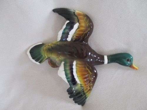 INSTANT NOSTALGIA!!  TWO VINTAGE PORCELAIN FLYING DUCKS