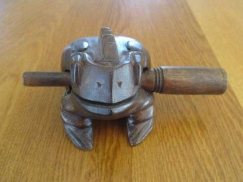 VINTAGE THAILAND WOODEN LUCKY FROG GUIRO RASP MUSICAL PERCUSSION INSTRUMENT