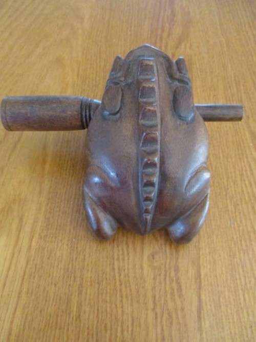 VINTAGE THAILAND WOODEN LUCKY FROG GUIRO RASP MUSICAL PERCUSSION INSTRUMENT