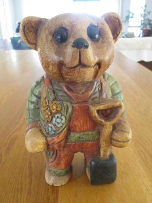A LARGE VINTAGE HAND CARVED WOODEN BEAR