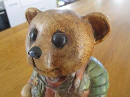 A LARGE VINTAGE HAND CARVED WOODEN BEAR