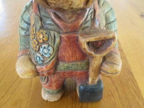 A LARGE VINTAGE HAND CARVED WOODEN BEAR