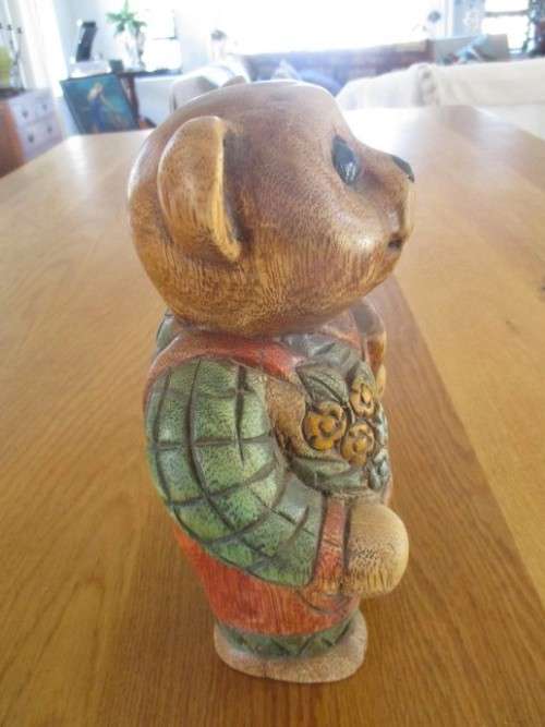 A LARGE VINTAGE HAND CARVED WOODEN BEAR