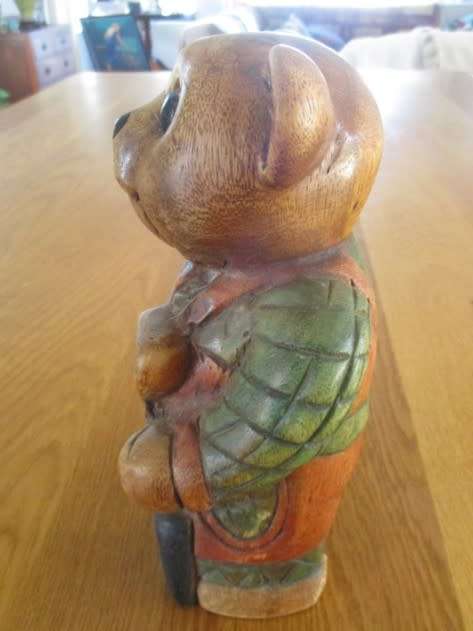 A LARGE VINTAGE HAND CARVED WOODEN BEAR