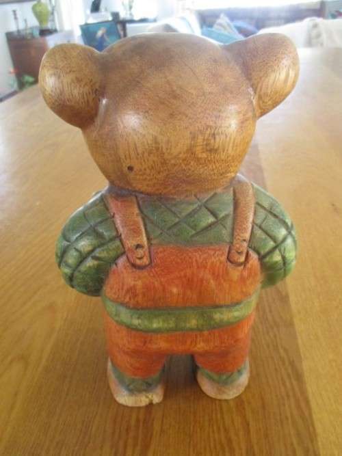 A LARGE VINTAGE HAND CARVED WOODEN BEAR