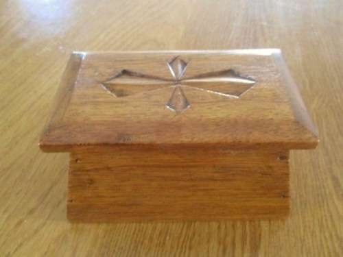 A SMALL VINTAGE HAND CARVED TRINKET BOX WITH INTERESTING SHAPE