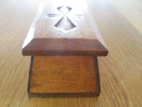 A SMALL VINTAGE HAND CARVED TRINKET BOX WITH INTERESTING SHAPE