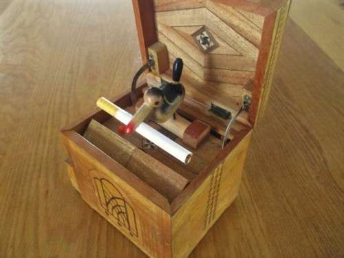 VINTAGE 1950's WOODEN BIRD CIGARETTE DISPENSER WITH LIGHTER (BIRD WORKS - LIGHTER NOT)