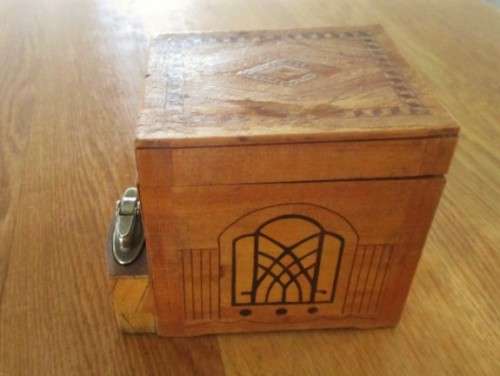 VINTAGE 1950's WOODEN BIRD CIGARETTE DISPENSER WITH LIGHTER (BIRD WORKS - LIGHTER NOT)