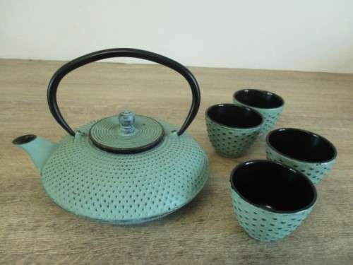 A BEAUTIFUL TURQUOISE 800ML CAST IRON HOBNAIL TEAPOT WITH INFUSER AND FOUR CAST IRON CUPS