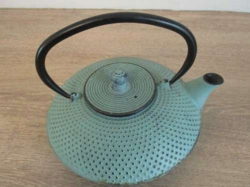 A BEAUTIFUL TURQUOISE 800ML CAST IRON HOBNAIL TEAPOT WITH INFUSER AND FOUR CAST IRON CUPS
