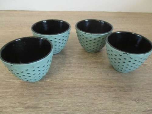 A BEAUTIFUL TURQUOISE 800ML CAST IRON HOBNAIL TEAPOT WITH INFUSER AND FOUR CAST IRON CUPS