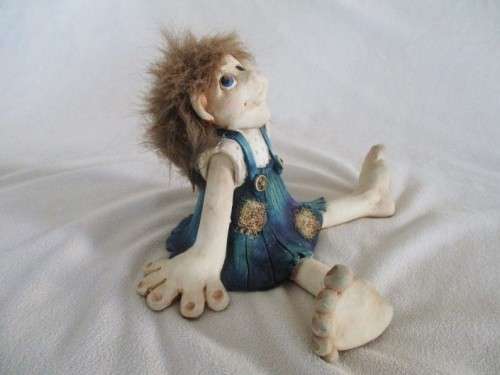 BIG HANDS, BIG FEET, BIG SMILE - A CUTE CERAMIC TROLL