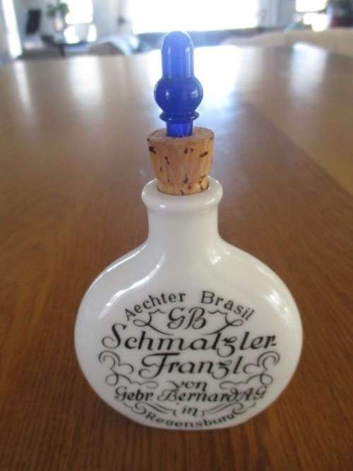 VINTAGE SCHMALZLERFRANZL SNUFF BOTTLE IN ORIGINAL BOX WITH ACCESSORIES