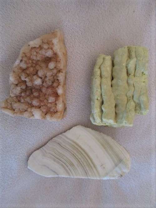 A COLLECTION OF ROUGH GEMSTONE ROCKS, CRYSTALS AND THREE LARGER SIZE TUMBLE STONES