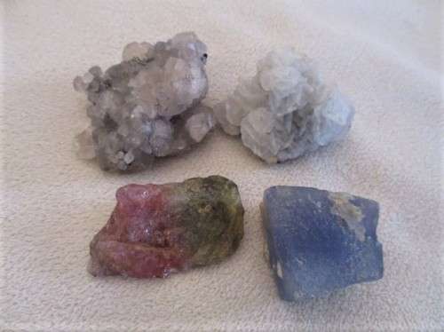 A COLLECTION OF ROUGH GEMSTONE ROCKS, CRYSTALS AND THREE LARGER SIZE TUMBLE STONES