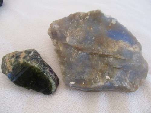 A COLLECTION OF ROUGH GEMSTONE ROCKS, CRYSTALS AND THREE LARGER SIZE TUMBLE STONES